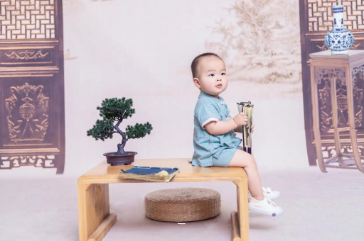 上海宝宝边吃奶边挣扎烦躁